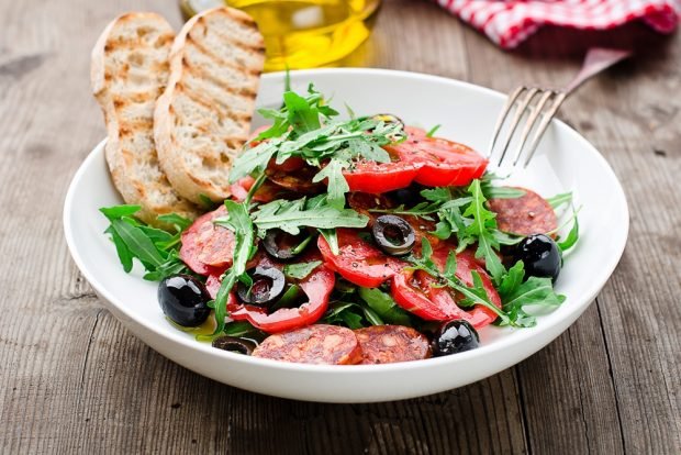 Средиземноморский салат с копченой колбасой