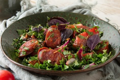 Салат с базиликом и копченой колбасой