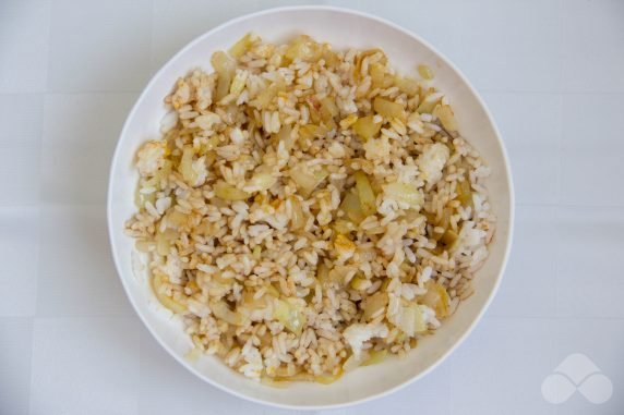 Салат с рисом и копченной колбасой – фото приготовления рецепта, шаг 3