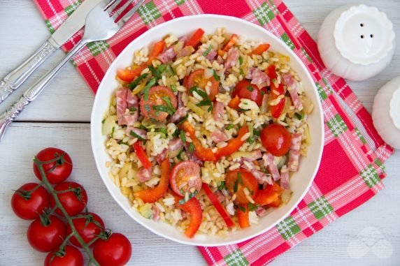 Салат с рисом и копченной колбасой – фото приготовления рецепта, шаг 4