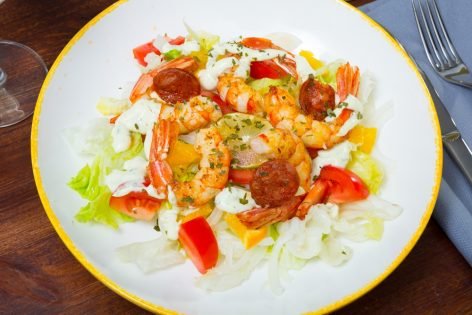 Салат с копченой колбасой и креветками