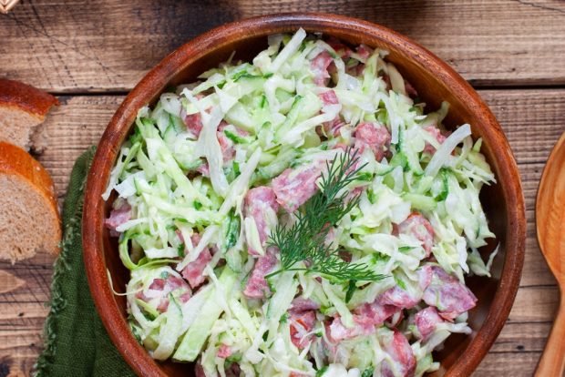 20 салатов с копченой колбасой, которые украсят любой стол