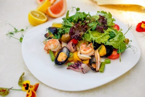 Салат с морепродуктами и стручковой фасолью