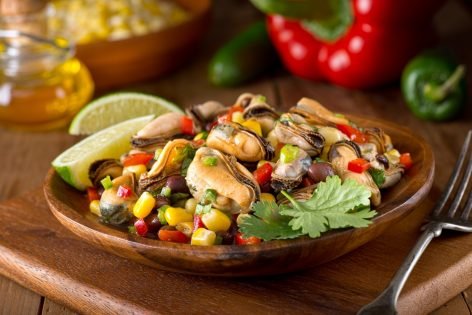 Мексиканский салат с мидиями
