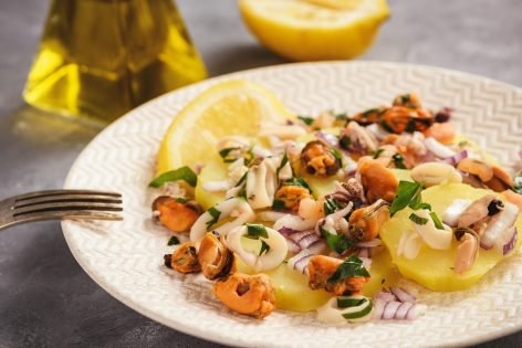Картофельный салат с морепродуктами