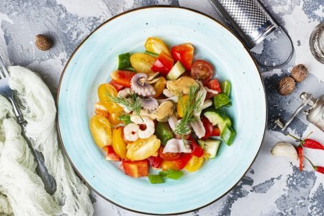 Салат с морепродуктами и помидорами черри