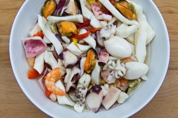Салат из ассорти морепродуктов