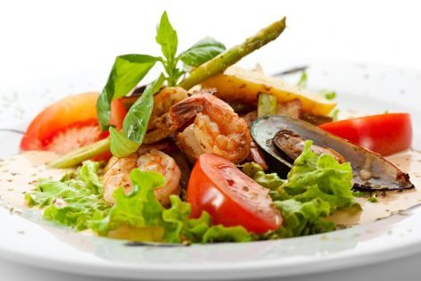 Салат с морепродуктами и спаржей