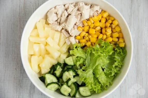 Салат с курицей, ананасом, кукурузой, сыром и яйцом