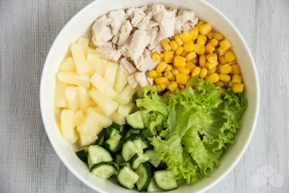 Салат с курицей, ананасом и кукурузой