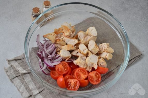 Мясной салат из курицы, помидоров черри и зелени – фото приготовления рецепта, шаг 3
