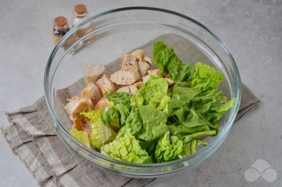 Мясной салат из курицы, помидоров черри и зелени – фото приготовления рецепта, шаг 4