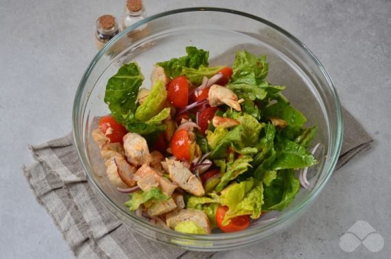 Мясной салат из курицы, помидоров черри и зелени – фото приготовления рецепта, шаг 5