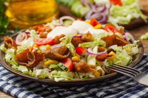 Мясной салат с бараниной, овощами и греческим йогуртом