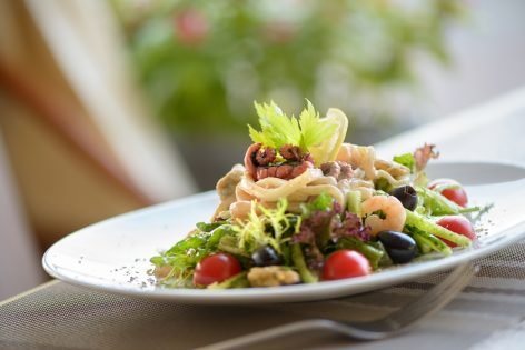 Итальянский салат с морским коктейлем
