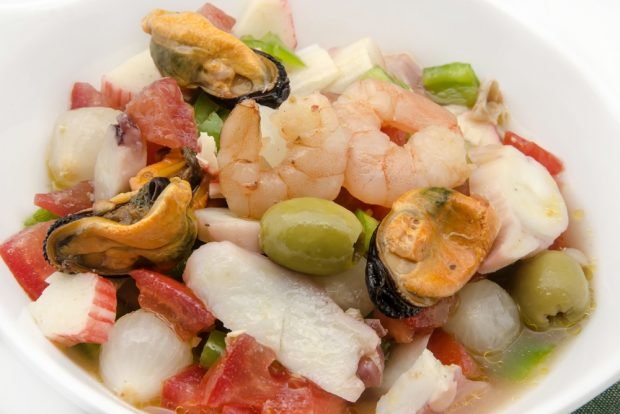 Салат с морепродуктами и маслинами