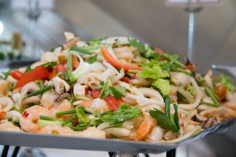 Салат с лапшой и морепродуктами