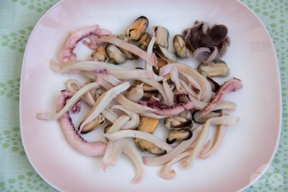 Салат из морепродуктов с крабами и авакадо