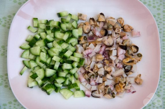 Салат с морским коктейлем и майонезом – фото приготовления рецепта, шаг 2