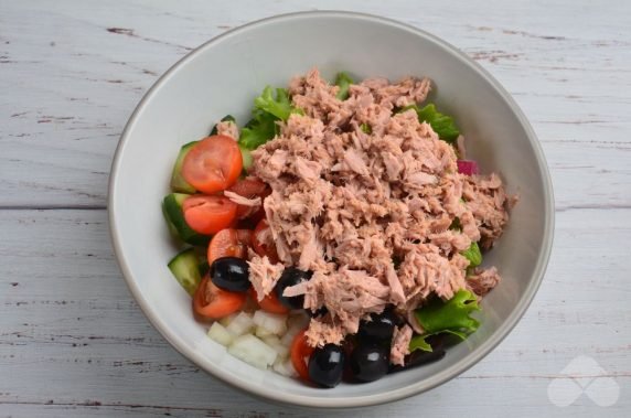 Овощной салат с рыбной консервой – фото приготовления рецепта, шаг 3