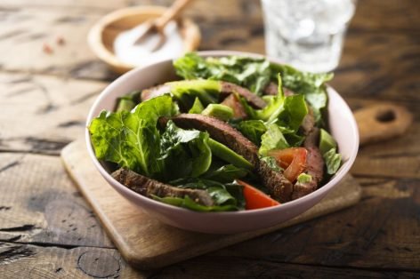 Мясной салат с говядиной, авокадо и свежими овощами