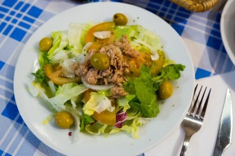 Салат с рыбными консервами и желтыми помидорами