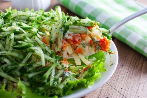 Слоеный салат с рыбой и овощами