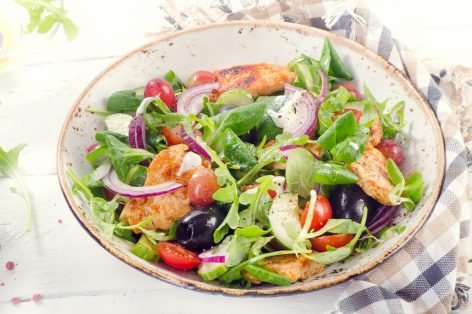 Мясной салат с виноградом, маслинами и свежими овощами