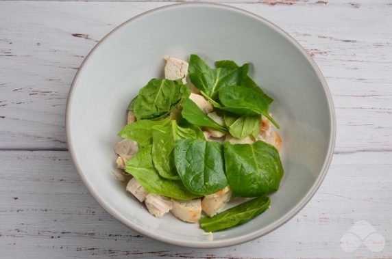 Мясной салат с курицей, шпинатом и овощами – фото приготовления рецепта, шаг 3