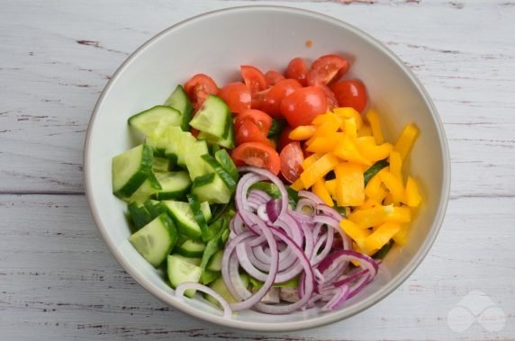 Мясной салат с курицей, шпинатом и овощами – фото приготовления рецепта, шаг 4