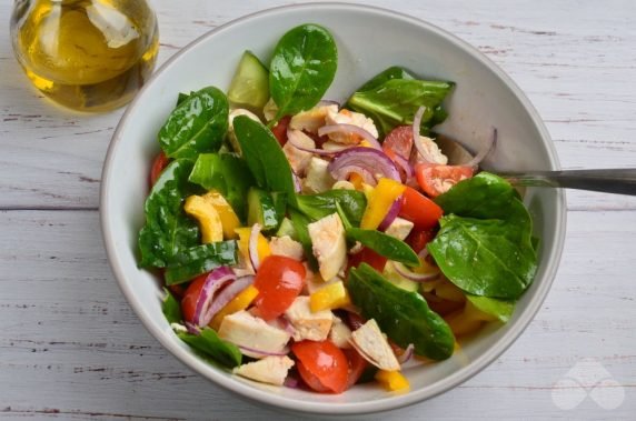 Мясной салат с курицей, шпинатом и овощами – фото приготовления рецепта, шаг 5