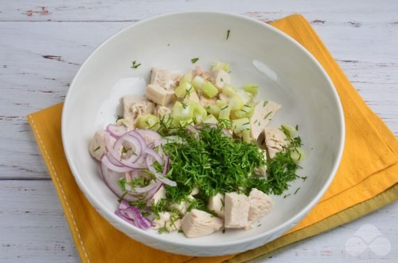 Мясной салат с курицей, сельдереем и вяленой клюквой – фото приготовления рецепта, шаг 1