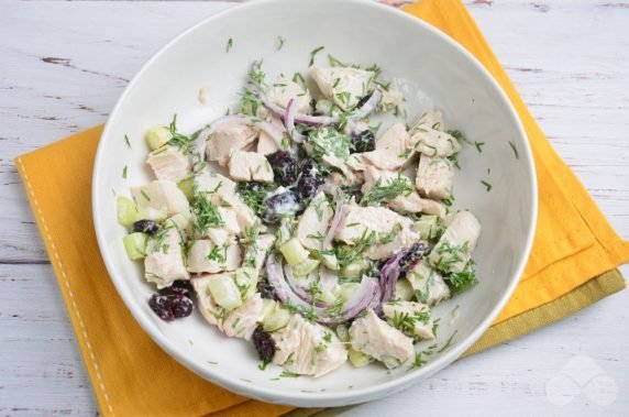 Мясной салат с курицей, сельдереем и вяленой клюквой – фото приготовления рецепта, шаг 3