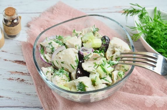 Мясной салат с курицей, сельдереем и вяленой клюквой – фото приготовления рецепта, шаг 4