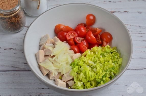 Салат с куриным мясом, пекинской капустой, помидорами и клюквой – фото приготовления рецепта, шаг 1