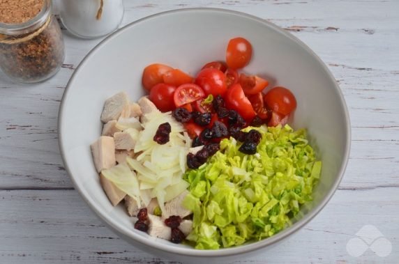 Салат с куриным мясом, пекинской капустой, помидорами и клюквой – фото приготовления рецепта, шаг 2