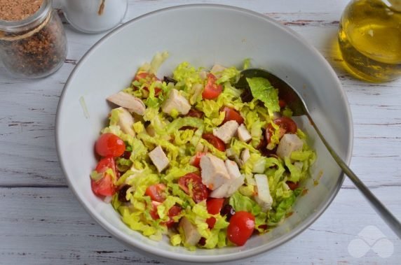 Салат с куриным мясом, пекинской капустой, помидорами и клюквой – фото приготовления рецепта, шаг 3
