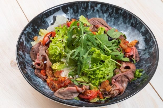 Мясной салат “Летний бриз” с кабачками и огурцами