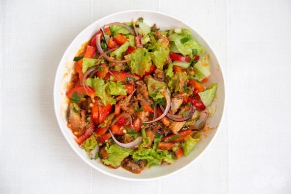 Острый салат с рыбой в томате – фото приготовления рецепта, шаг 2