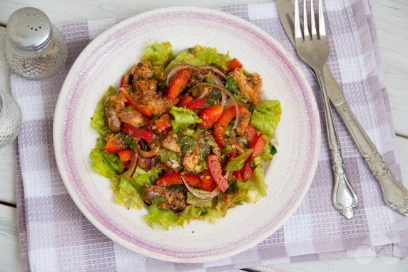 Острый салат с рыбой в томате – фото приготовления рецепта, шаг 3