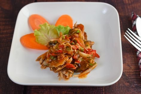 Тайский салат с рыбными консервами