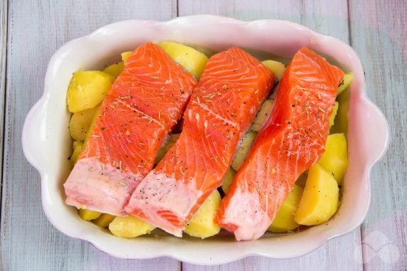 Филе красной рыбы лосось с картофелем в духовке со сливками простой рецепт пошаговый