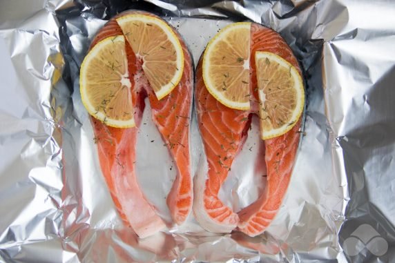 Запеченный стейк лосося в фольге – фото приготовления рецепта, шаг 2