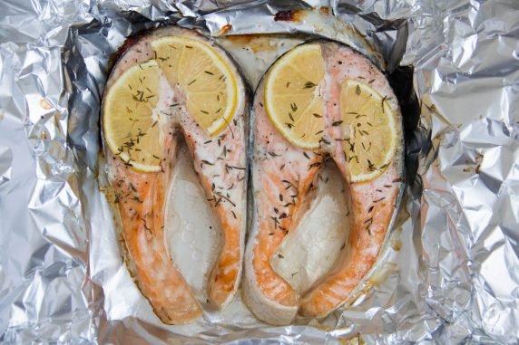Запеченный стейк лосося в фольге – фото приготовления рецепта, шаг 3
