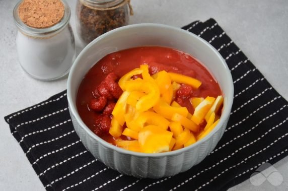 Минтай с томатами и паприкой в духовке – фото приготовления рецепта, шаг 1