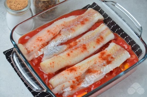 Минтай с томатами и паприкой в духовке – фото приготовления рецепта, шаг 2