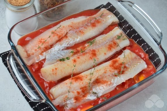 Минтай с томатами и паприкой в духовке – фото приготовления рецепта, шаг 3