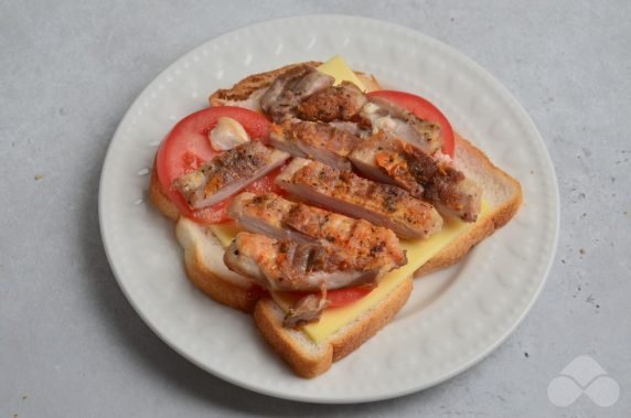 Бутерброды с курицей на гриле – фото приготовления рецепта, шаг 6