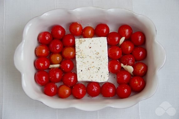 Паста с запеченными помидорами и фетой – фото приготовления рецепта, шаг 1