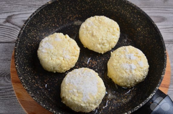 Ванильные сырники с кокосовой стружкой – фото приготовления рецепта, шаг 3